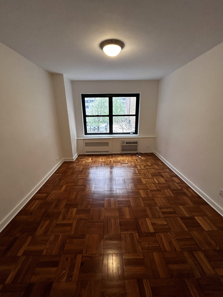 412 East 55th Street - Photo 2