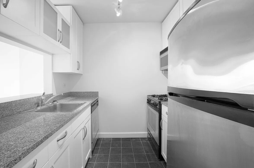 W 50th - Photo 7