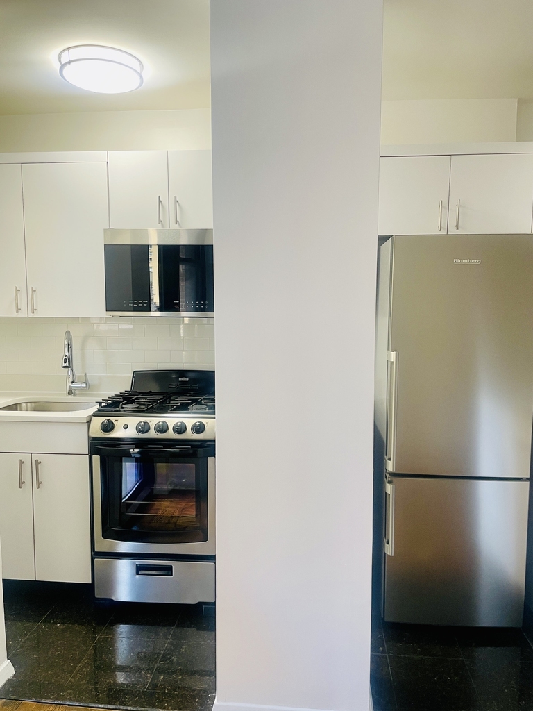 165 East 35th Street - Photo 6