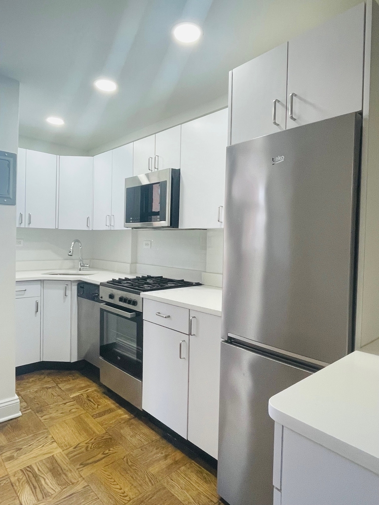 165 East 35th Street - Photo 1