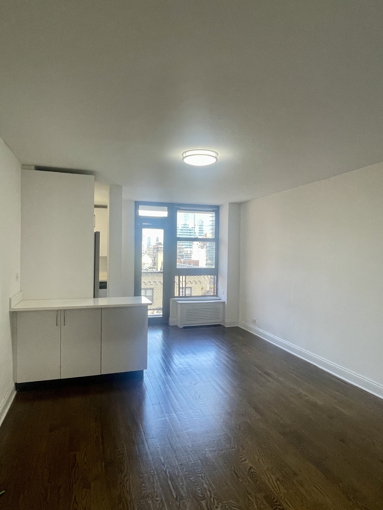 165 East 35th Street - Photo 1