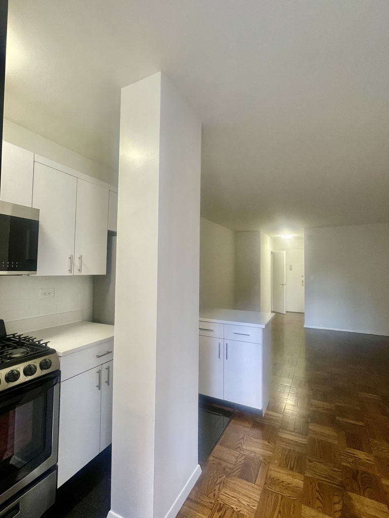 165 East 35th Street - Photo 7