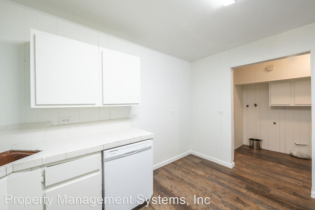 1028 E. Mansfield Ave. (3135 S.) - Photo 2