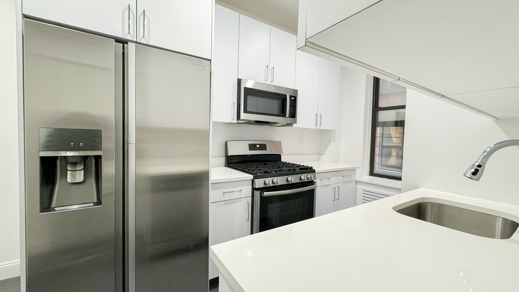 200 West 58th Street - Photo 6