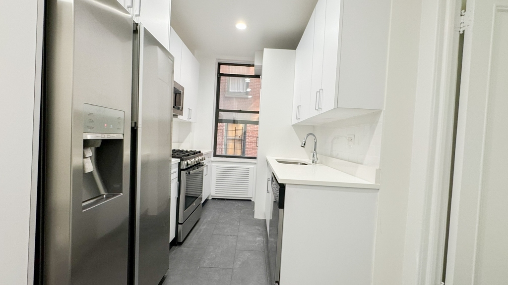 200 West 58th Street - Photo 5