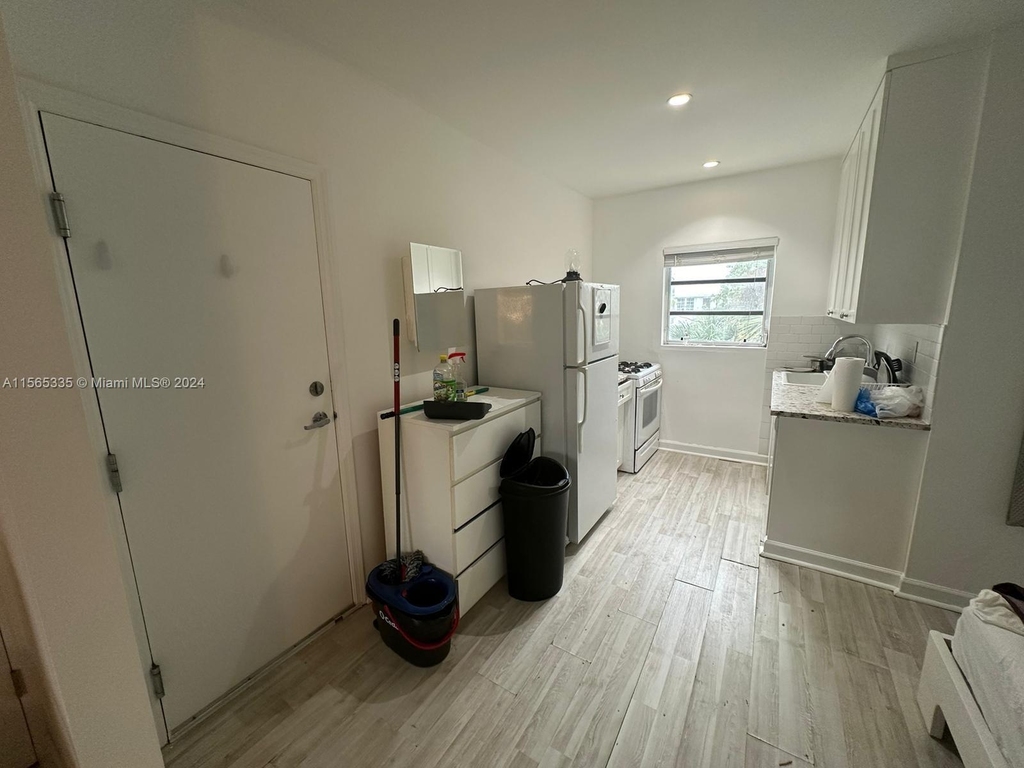 439 15th St - Photo 5