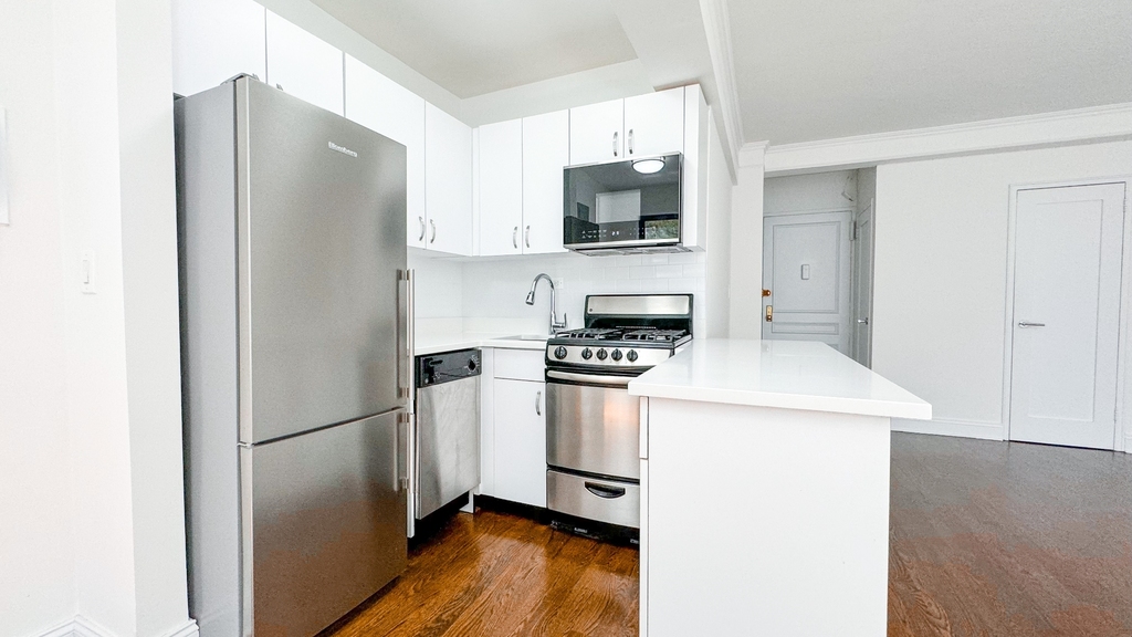 20 Beekman Place - Photo 3