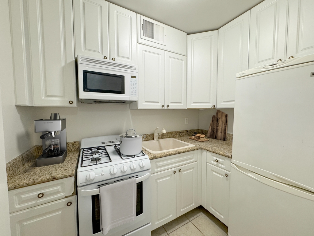 300 West 55th Street 4R - Photo 2