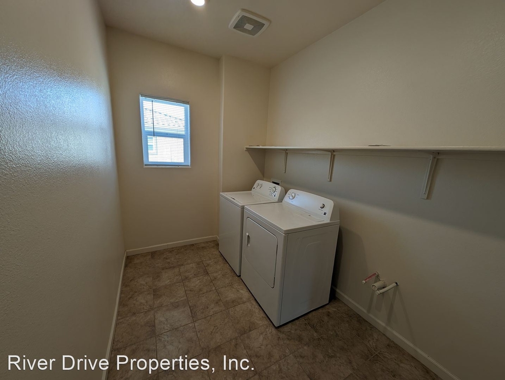 574 Betten Street - Photo 15