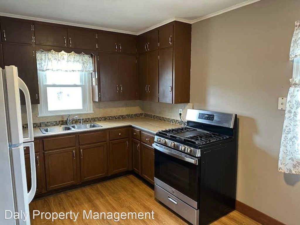 403 W 7th St - Photo 2