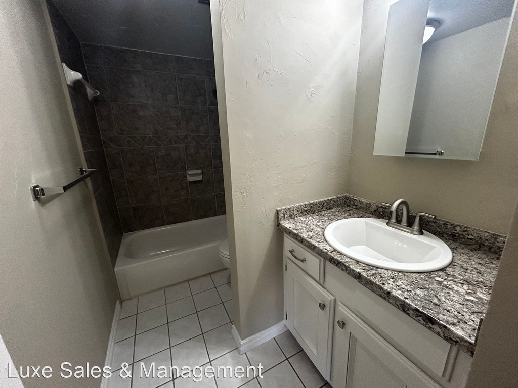 6036 Nw Expressway Unit C - Photo 12