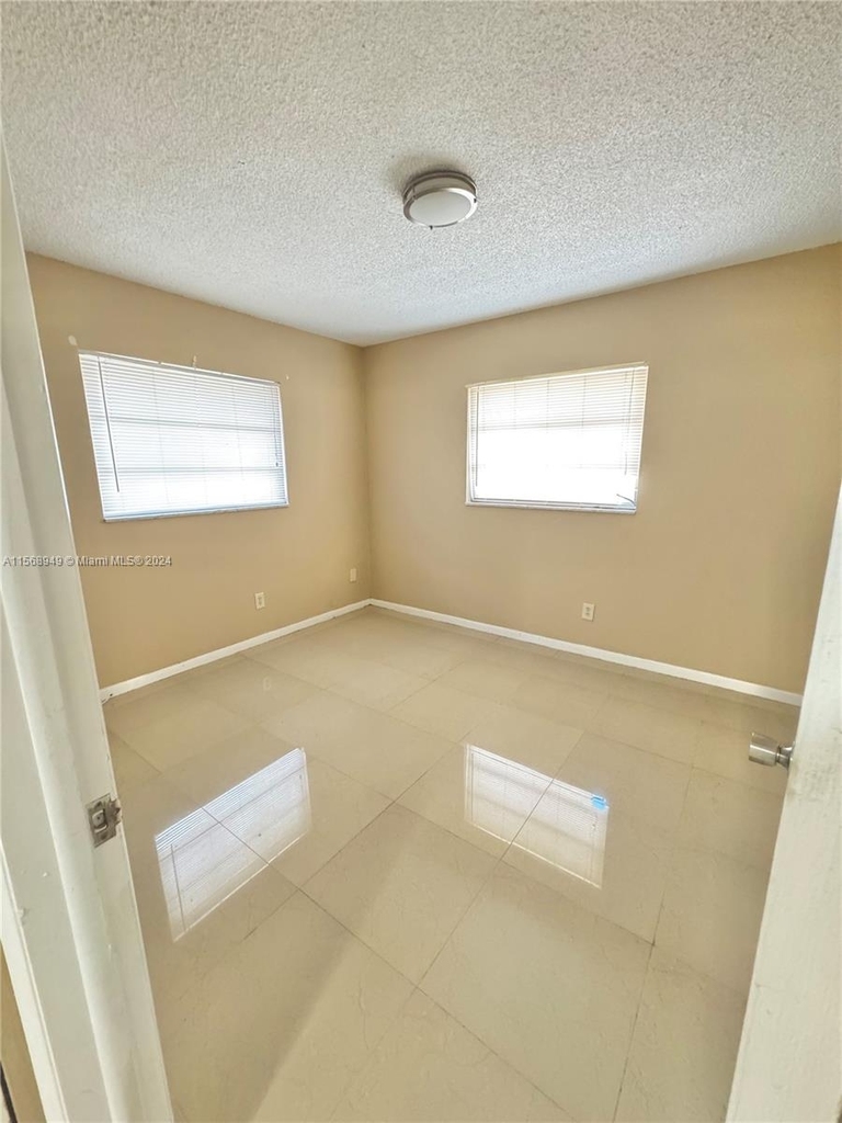 2500 Sw 81st Ave - Photo 4