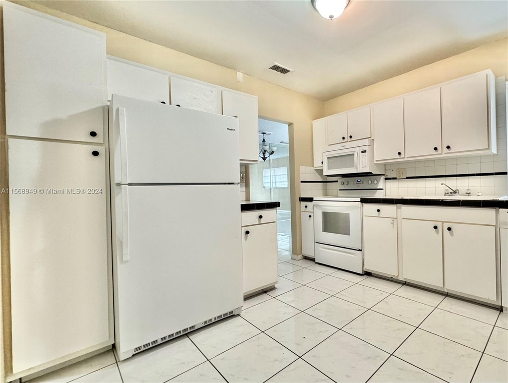 2500 Sw 81st Ave - Photo 2