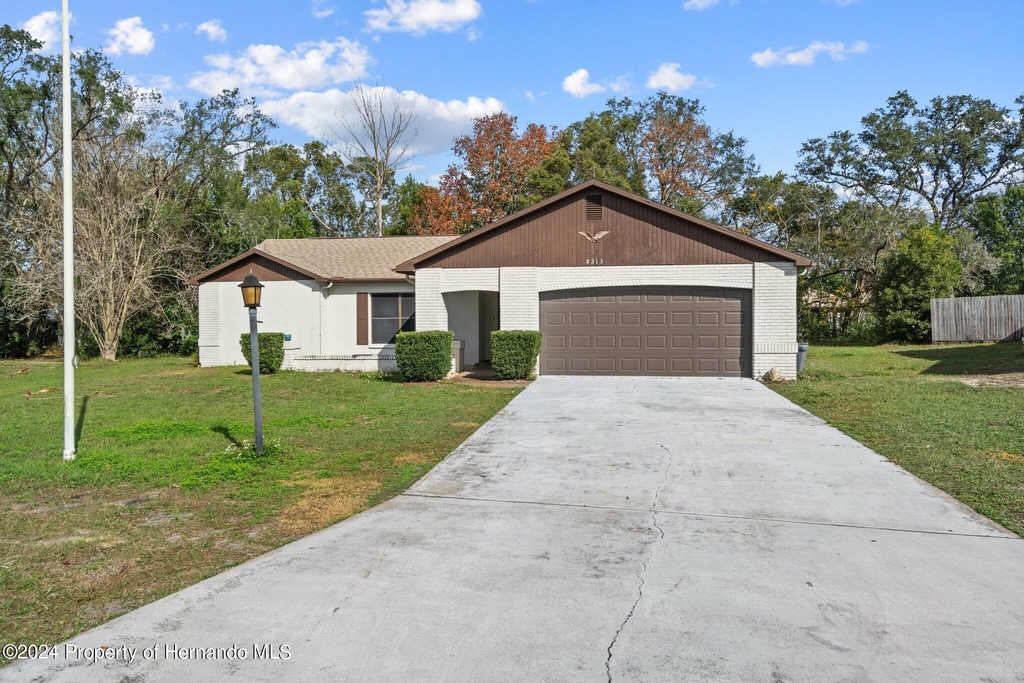 8313 Forest Oaks Boulevard - Photo 0