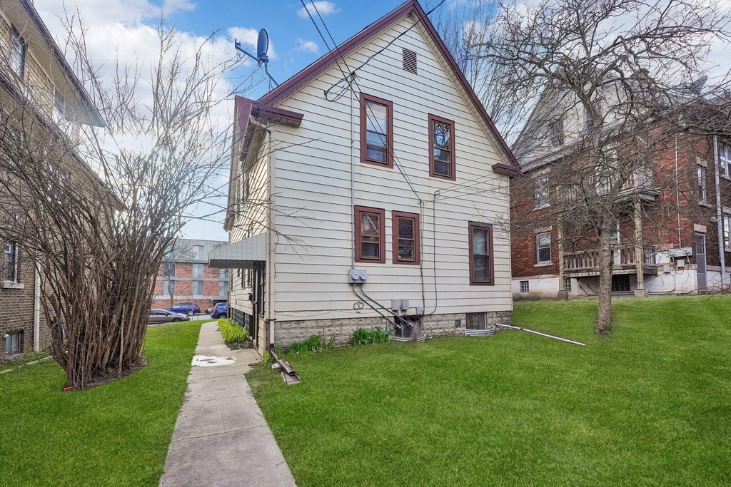 3062 N Oakland Ave - Photo 13