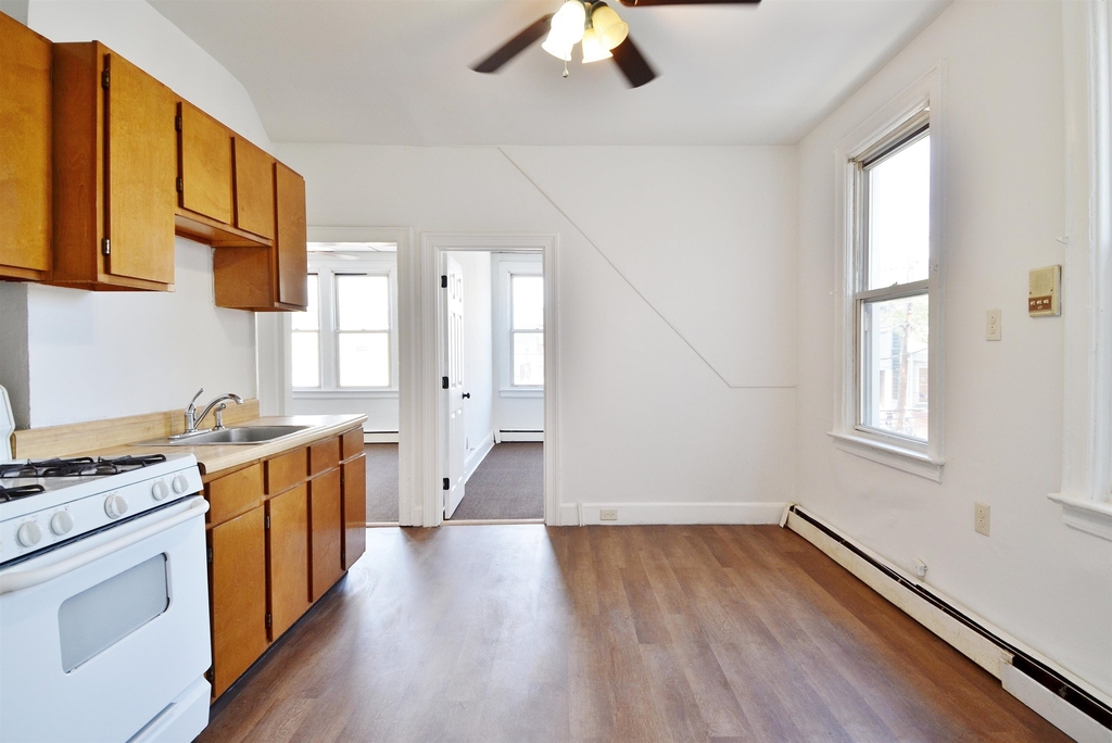 138 West 4th St - Photo 2