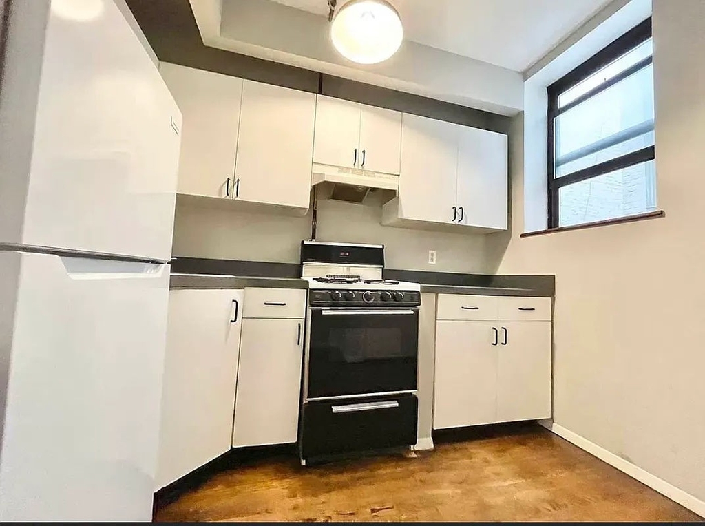 221 East 23rd Street - Photo 2