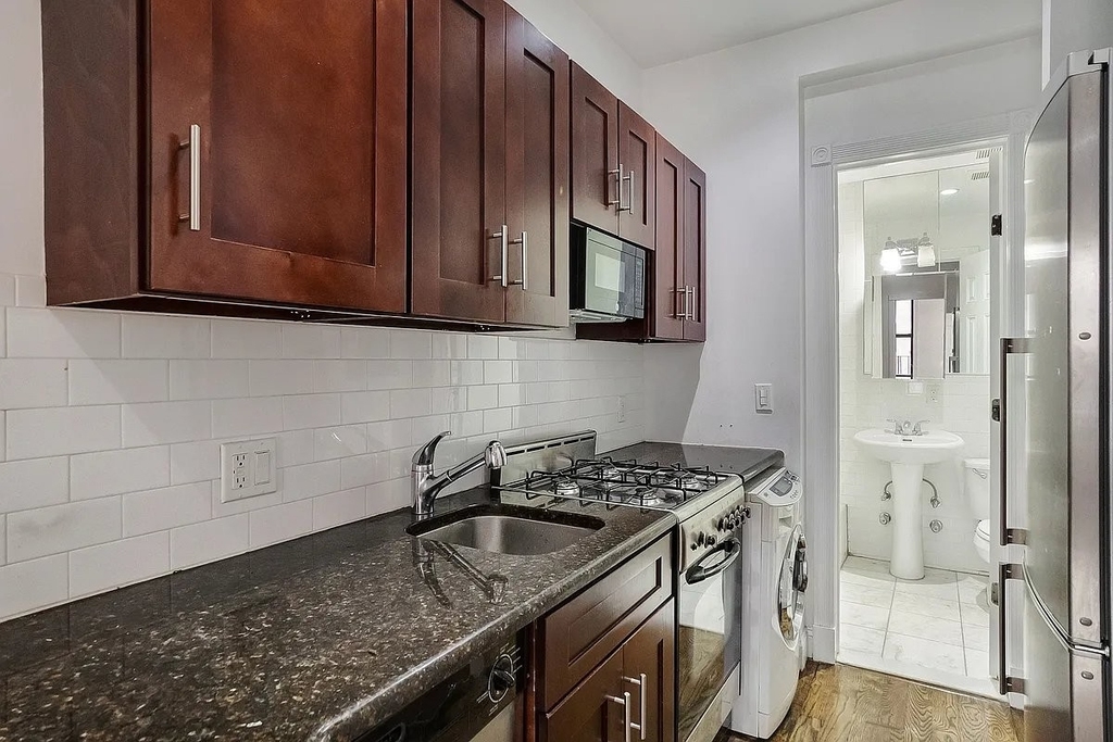 307 Mott St - Photo 5