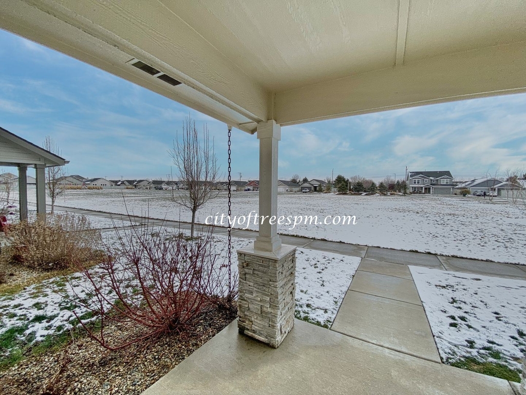 4102 N Ambercreek Ave - Photo 2