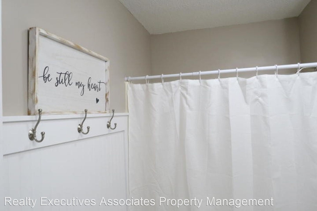 612 Idlewood Lane, Apt B - Photo 14