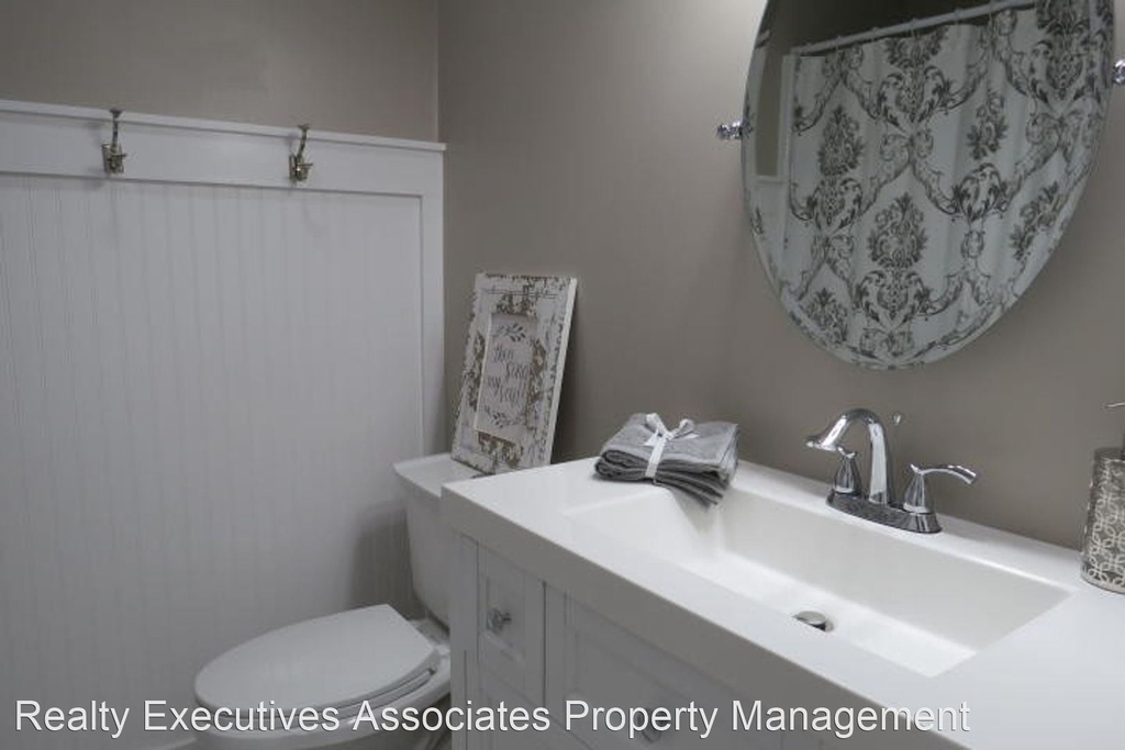 612 Idlewood Lane, Apt B - Photo 17