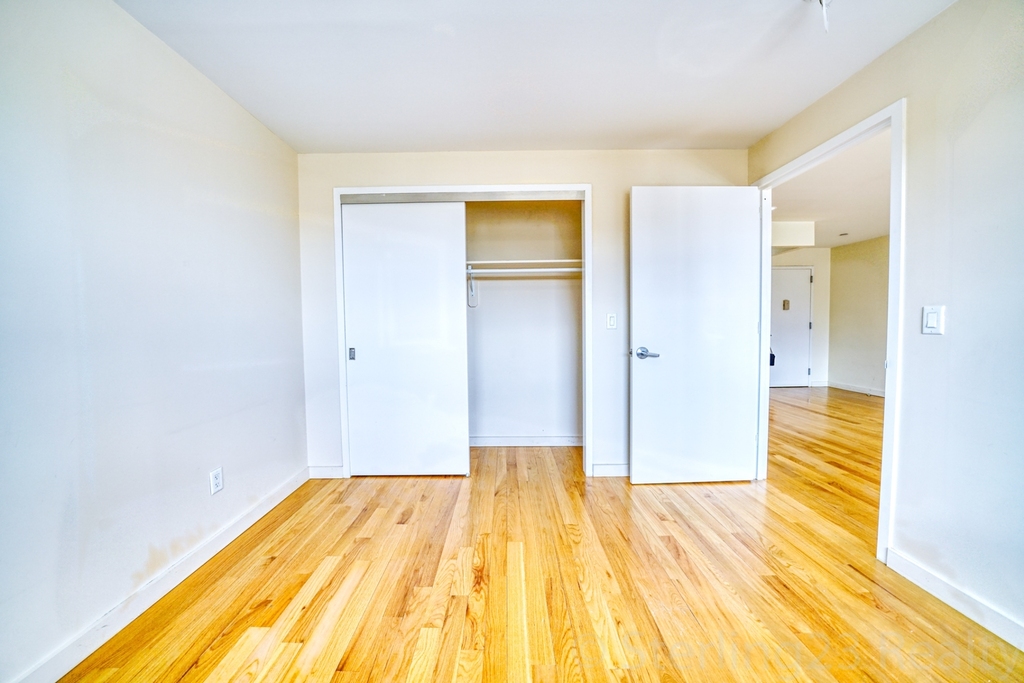 23-15 Astoria Boulevard - Photo 4