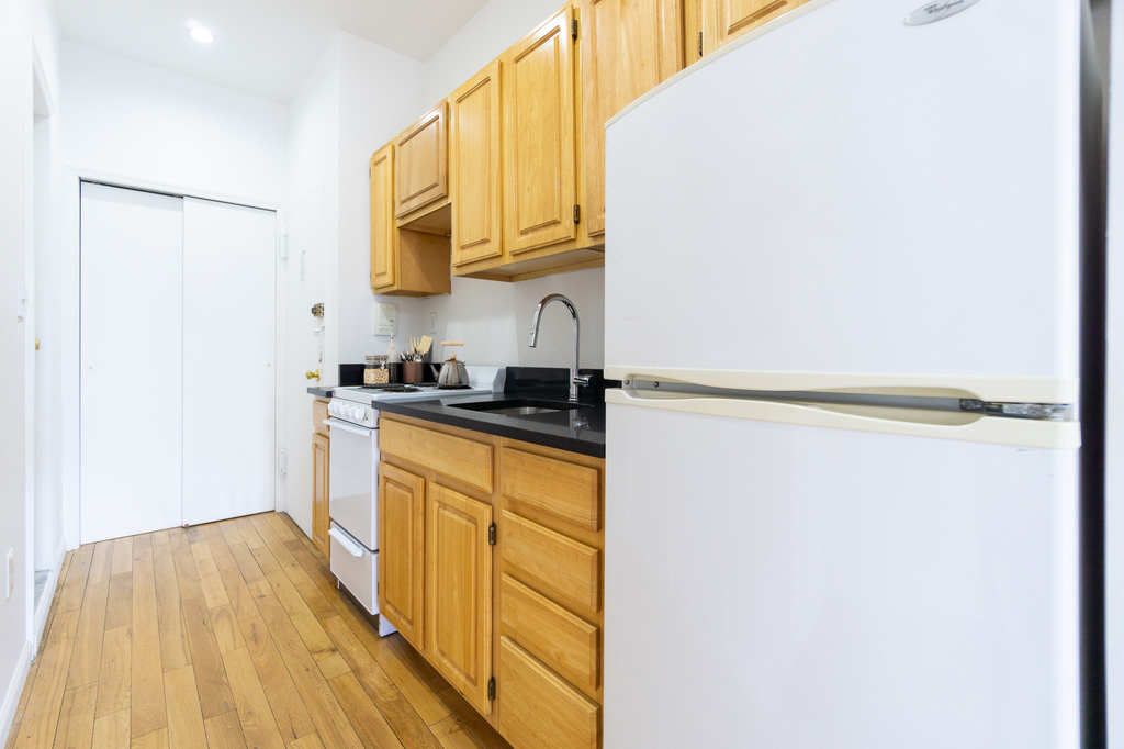 338 East 5th Street - Photo 5