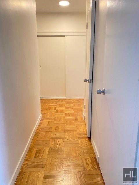 East 55 Street - Photo 9