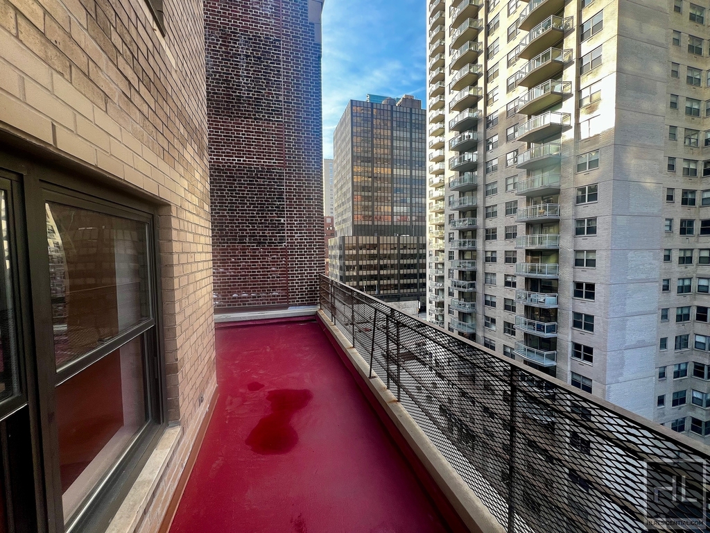 East 55 Street - Photo 4