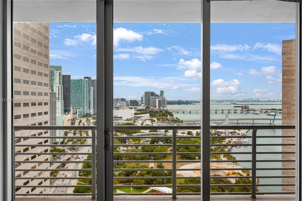 325 S Biscayne Blvd - Photo 0