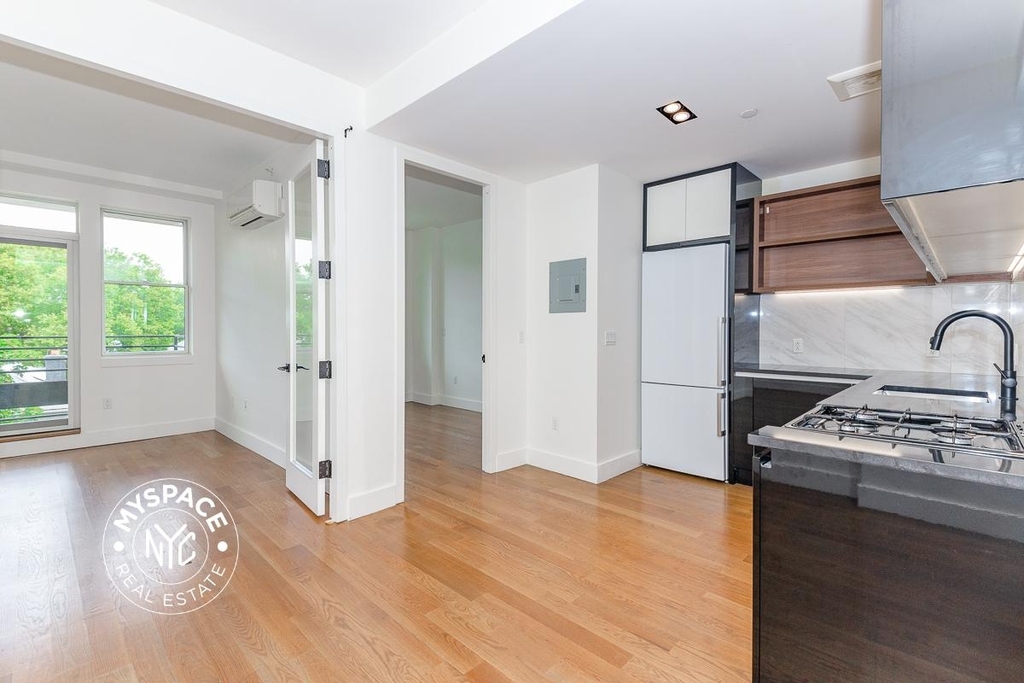 581 Ocean Pkwy - Photo 2