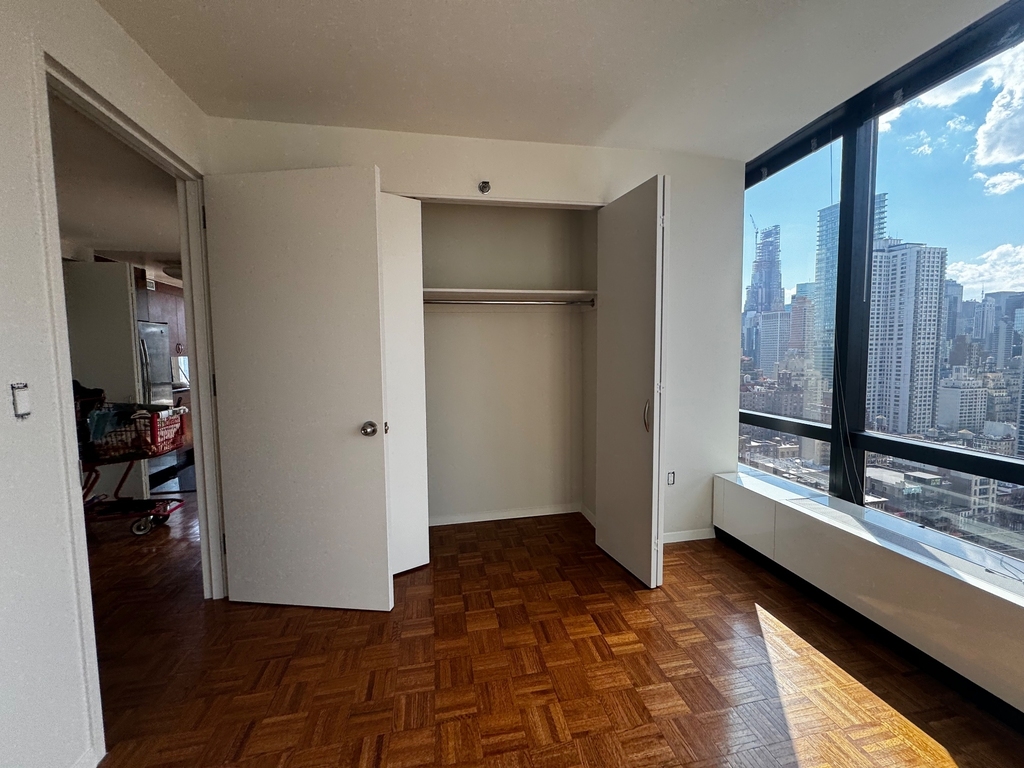 420 East 61st Street - Photo 4