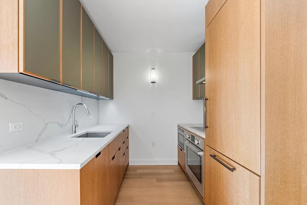 East 54th Street - Photo 6