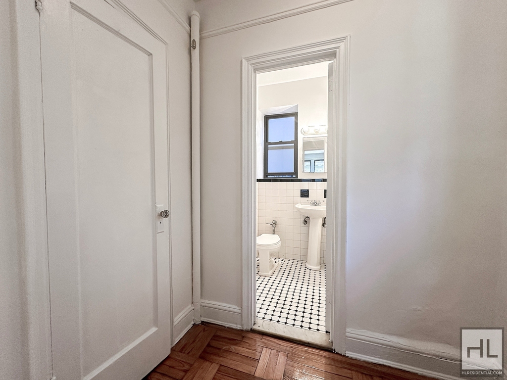 East 85 Street - Photo 6