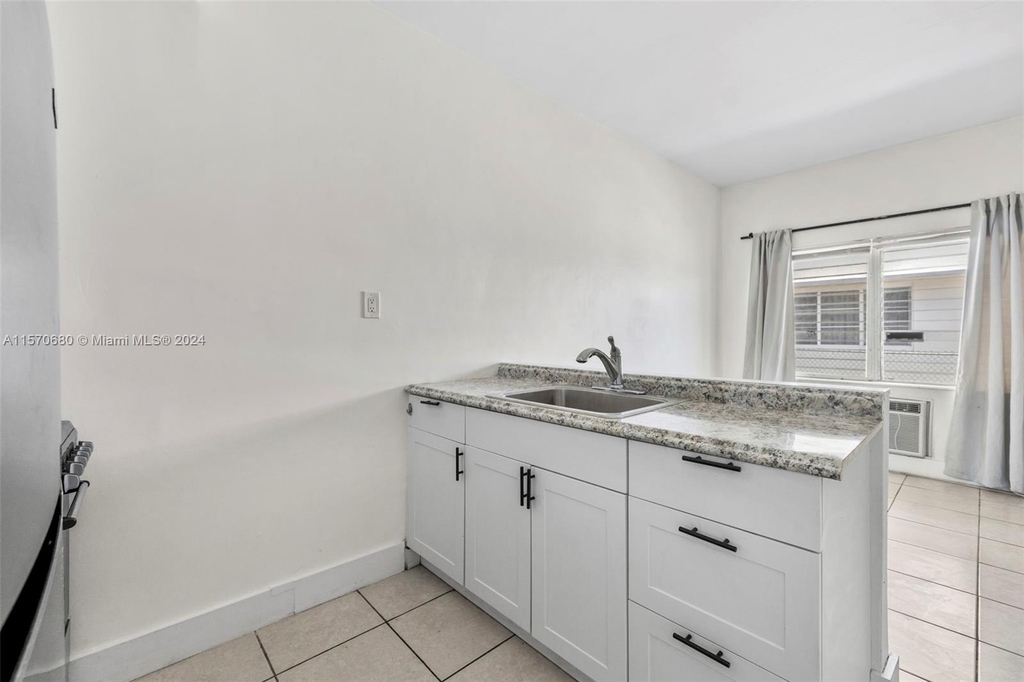 8135 Crespi Blvd - Photo 2