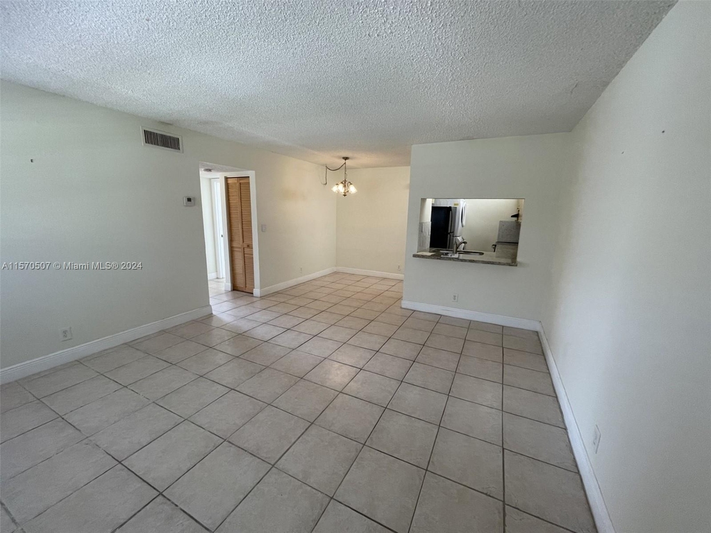 2642 Riverside Dr - Photo 3