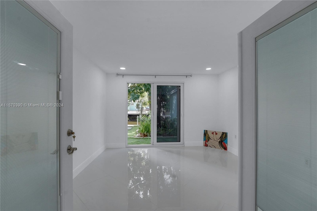 1137 Sw 8th Ave - Photo 11