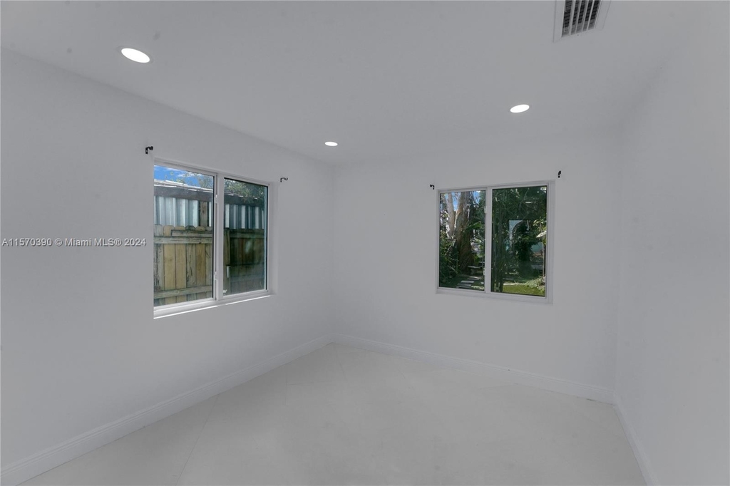 1137 Sw 8th Ave - Photo 17