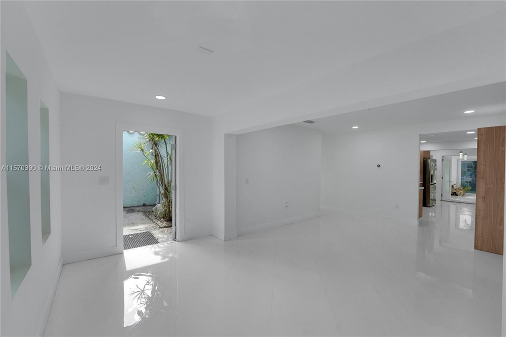 1137 Sw 8th Ave - Photo 3