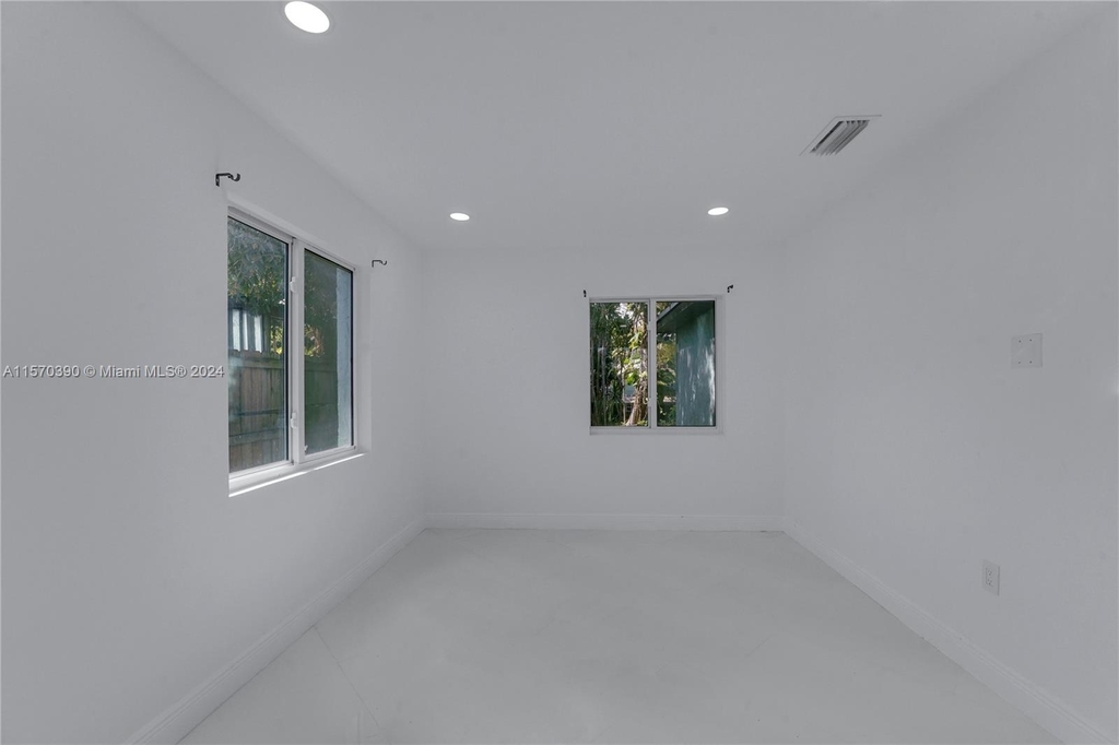 1137 Sw 8th Ave - Photo 15