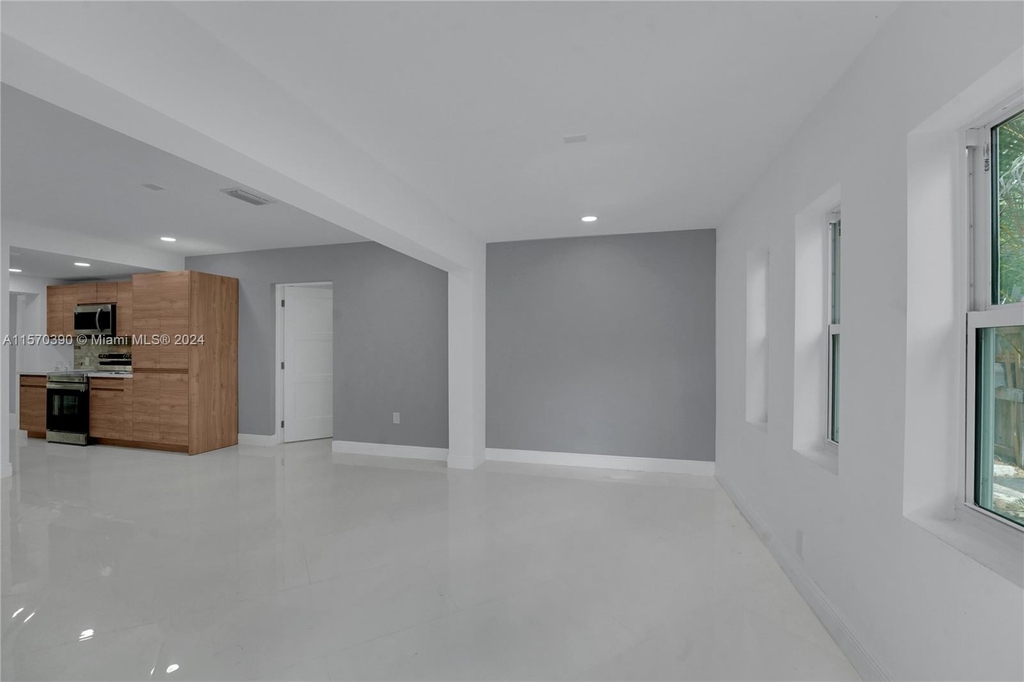 1137 Sw 8th Ave - Photo 0