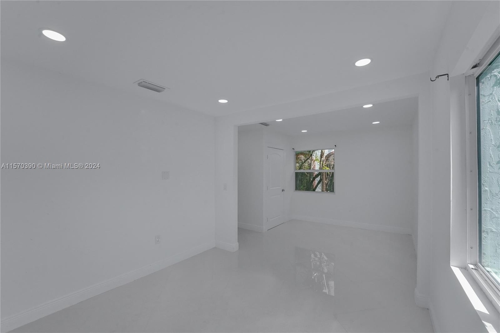 1137 Sw 8th Ave - Photo 16
