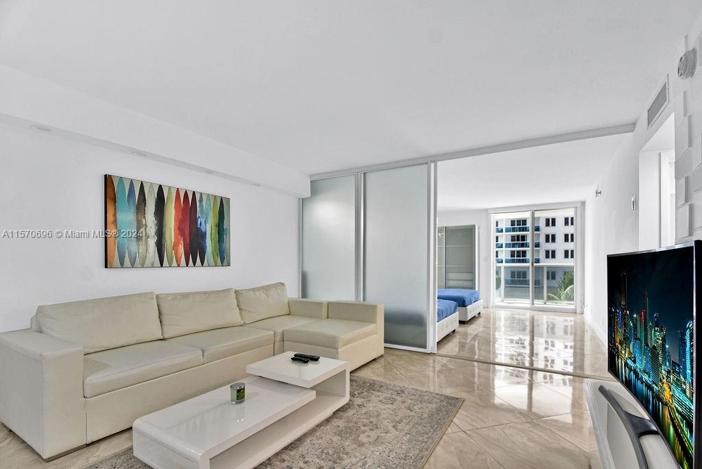 2401 Collins Ave - Photo 3