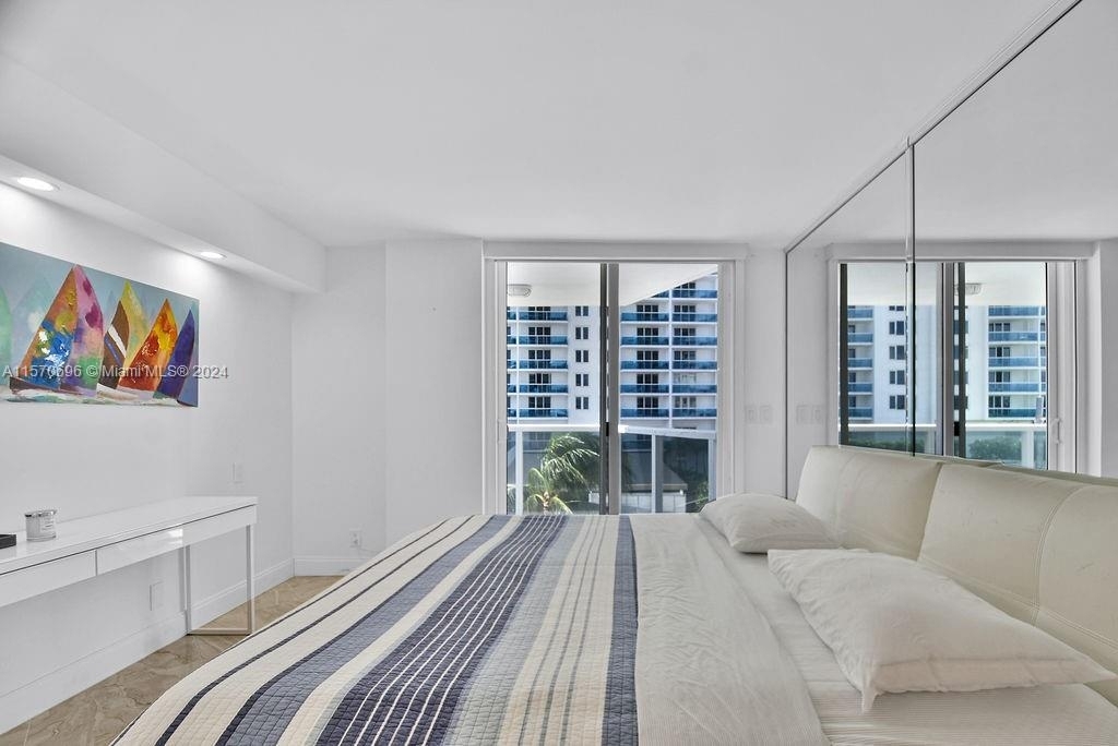 2401 Collins Ave - Photo 8