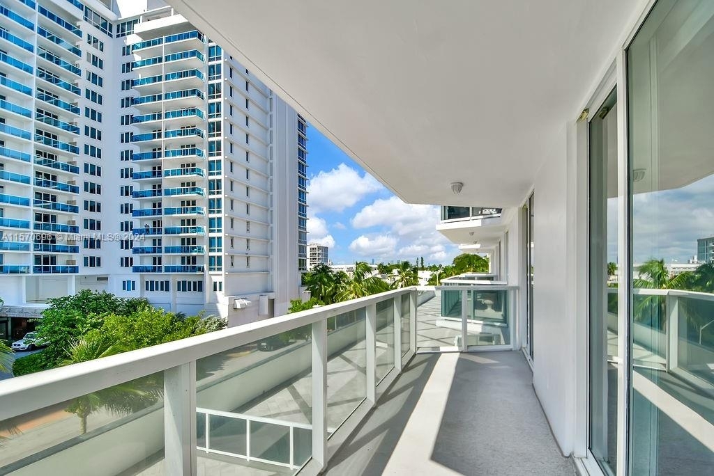 2401 Collins Ave - Photo 17