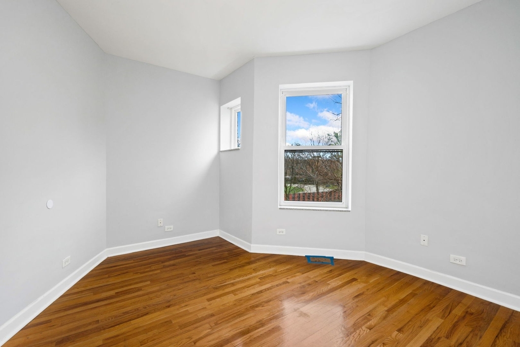 715 E 50th Street - Photo 6