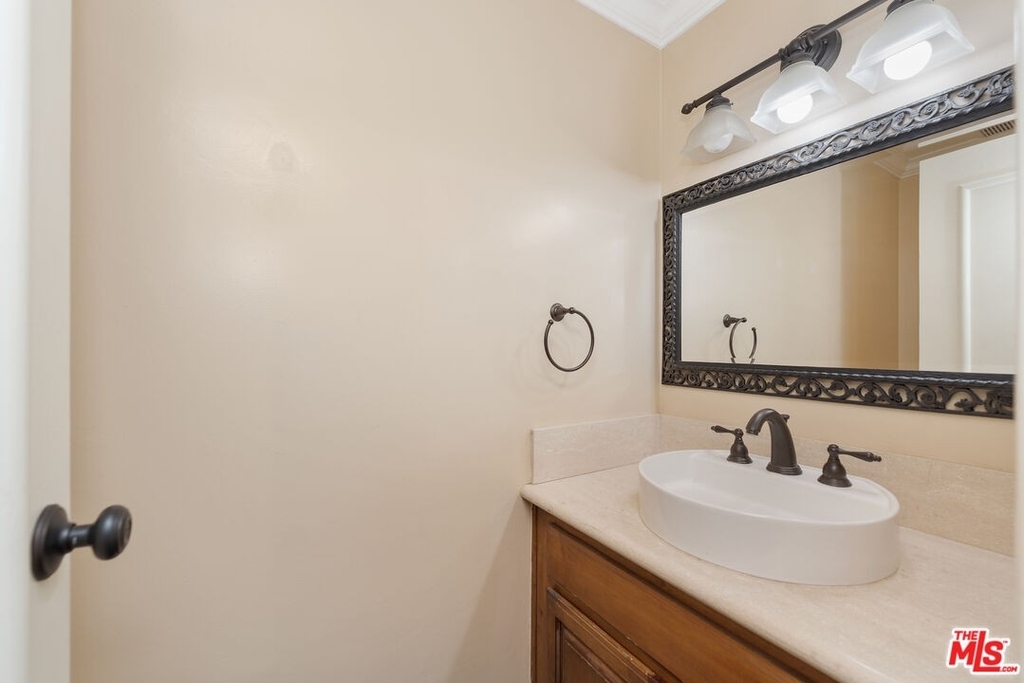 1131 Alta Loma Rd - Photo 16