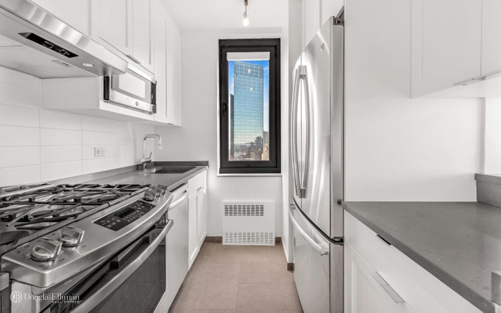 124 W 60th St - Photo 4