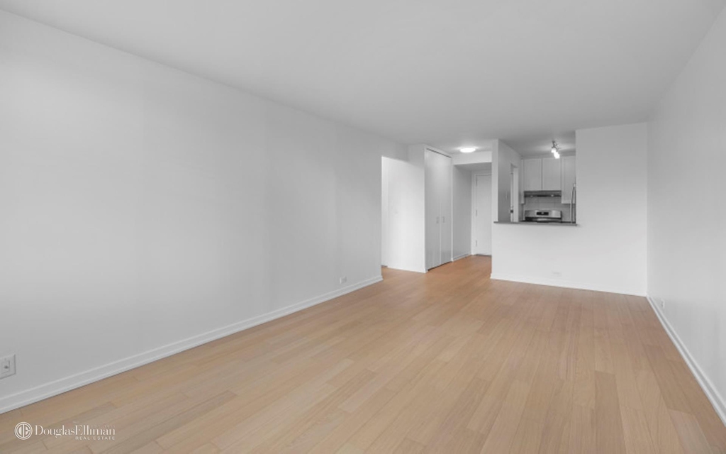 124 W 60th St - Photo 3