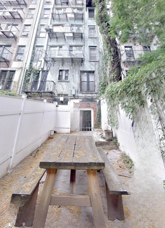 529 East 6th Street - Photo 1